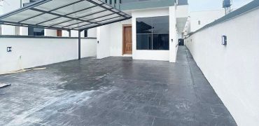 Huge Family Home in Quiet Position